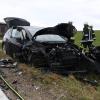 +++ Update um 17:00 Uhr +++Frontal in ein anderes Auto gekracht ist am Freitag ein 39-jähriger Autofahrer auf der Staatsstraße zwischen Untrasried und Hopferbach. Wie die Polizei berichtet, überholte der Mann kurz nach dem Ortsausgang Untrasried einen Traktor mit Anhänger. Dabei übersah er jedoch ein Auto, das ihm entgegenkam.Autofahrer werden schwer verletztBeide Autofahrer konnten einen Crash nicht mehr verhindern. Sie und eine Beifahrerin kamen mit teils schweren Verletzungen in umliegende Kliniken.Sachschaden beläuft sich auf ca. 40.000 EuroDie komplett beschädigten Autos mussten abgeschleppt werden. Es entstand ein Gesamtsachschaden in Höhe von ca. 40.000 Euro.Feuerwehr leitet Verkehr umDie freiwilligen Feuerwehren Untrasried und Obergünzburg waren mit ca. 30 Mann vor Ort. Diese stellten an der Unfallstelle den Brandschutz sicher und leiteten den Verkehr um. Die Staatsstraße war bis zur Bergung der Fahrzeuge für ca. zwei Stunden komplett gesperrt.
Bezugsmeldung: Frontal zusammengestoßen sind am Freitagmittag zwei Autos bei Untrasried. Nach Angaben der Polizei wurden dabei die Insassen in ihren Autos eingeklemmt.Straße ist gesperrtMittlerweile wurde aber alle aus den Autowracks befreit. Bei dem Crash wurden mehrere Personen verletzt. Alle seien jedoch ansprechbar, heißt es von Seiten der Polizei. 

Während der Unfallaufnahme war die Strecke zwischen Untrasried und Hopferbach komplett gesperrt.