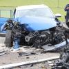 +++ Update um 17:00 Uhr +++Frontal in ein anderes Auto gekracht ist am Freitag ein 39-jähriger Autofahrer auf der Staatsstraße zwischen Untrasried und Hopferbach. Wie die Polizei berichtet, überholte der Mann kurz nach dem Ortsausgang Untrasried einen Traktor mit Anhänger. Dabei übersah er jedoch ein Auto, das ihm entgegenkam.Autofahrer werden schwer verletztBeide Autofahrer konnten einen Crash nicht mehr verhindern. Sie und eine Beifahrerin kamen mit teils schweren Verletzungen in umliegende Kliniken.Sachschaden beläuft sich auf ca. 40.000 EuroDie komplett beschädigten Autos mussten abgeschleppt werden. Es entstand ein Gesamtsachschaden in Höhe von ca. 40.000 Euro.Feuerwehr leitet Verkehr umDie freiwilligen Feuerwehren Untrasried und Obergünzburg waren mit ca. 30 Mann vor Ort. Diese stellten an der Unfallstelle den Brandschutz sicher und leiteten den Verkehr um. Die Staatsstraße war bis zur Bergung der Fahrzeuge für ca. zwei Stunden komplett gesperrt.
Bezugsmeldung: Frontal zusammengestoßen sind am Freitagmittag zwei Autos bei Untrasried. Nach Angaben der Polizei wurden dabei die Insassen in ihren Autos eingeklemmt.Straße ist gesperrtMittlerweile wurde aber alle aus den Autowracks befreit. Bei dem Crash wurden mehrere Personen verletzt. Alle seien jedoch ansprechbar, heißt es von Seiten der Polizei. 

Während der Unfallaufnahme war die Strecke zwischen Untrasried und Hopferbach komplett gesperrt.