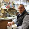 Der 58-jährige Thomas Müller ist ein wahrer Allgäuer Künstler. Der in Kleinweiler bei Weitnau lebende Vertriebsmitarbeiter baut seit über 32 Jahren Weihnachtskrippen. Mit viel Liebe zum Detail erstellt der Oberallgäuer jedes Jahr hunderte Exemplare in seinem großen Keller bei Kleinweiler.
[video]https://www.youtube.com/watch?v=F5hlMLvUJLo[/video] 
Viel Liebe zum DetailWenn es draußen kälter wird und die Tage länger werden, wenn der erste Schnee fällt und die Häuser und Straßen im bunten Lichterglanz erstrahlen, kommen die Krippen von Thomas Müller im heimischen Wohnzimmer besonders gut zur Geltung. Die Krippen des 58-Jährigen verzaubern nicht nur Kinderaugen, sondern auch mit viel Liebe zum Detail die Erwachsenen. "Ich denke, meine Krippen haben eine gewisse Besonderheit. Ich baue die Krippen so, dass sie auch mir gefallen würden und achte dabei sehr auf die Details. Jede Krippe ist ein Unikat und stammt nicht von irgendwelchen Massenproduktionen", so der 58-jährige Hobby-Krippenbauer. Eine solche Krippe hat man jahrelang, vielleicht sogar Jahrzehnte lang. Viele werden auch an die nächsten Generationen weitergegeben.Mittlerweile auf der ganzen Welt2004 hatte der Allgäuer seine erste Ausstellung. Mittlerweile kommen Krippenfreunde aus ganz Deutschland, der Schweiz und Österreich und besuchen den 58-jährigen jährlich auf seinen Krippenausstellungen. "Für mich ist es ein Hobby und durch die vielen Menschen und deren Rückmeldung erhalte ich die Bestätigung, dass das, was ich mache, auch schön ist und andere begeistert. Dass ist mir sehr wichtig", so Müller. Doch seine Krippen sind mittlerweile nicht nur im Allgäu weit verbreitet. So finden die Krippen von Thomas Müller ihren Platz auch schon in Tschechien, Österreich, der Schweiz und die weiteste sogar in Namibia (südliches Afrika).Krippe in der Milchkanne oder der GitarreFür den 58-Jährigen ist eine Krippe keine Krippe, wenn die Details fehlen. "Für mich ist es wichtig, dass alles im Detail gemacht ist. Ich stelle auch alle kleinen Teile wie Holzschuhe, Milchkannen oder Besen selbst her“, so Müller. Doch der 58-jährige Hobby-Krippenbauer stellt auch ausgefallene Sachen her. So hat der Allgäuer schon Krippen in eine Milchkanne, in eine Gitarre, ein Akkordeon oder in ein Nähkästchen integriert."Ich habe immer besondere Ideen, wofür mich andere für verrückt halten. Bevor aber eine Gitarre, ein altes Radio oder auch ein Akkordeon auf dem Müll landen, baue ich eben eine Krippe rein. So bekommen die Gegenstände, die eigentlich schon abgeschrieben waren, wieder einen Nutzen."Von der Idee zur Umsetzung geht schnell60 bis 70 Arbeitsstunden stecken in jedem der Unikate. "Ich habe die Krippe im Kopf und brauche dafür keine Zeichnung oder einen Plan. Seit über 32 Jahren baue ich Krippen und weiß die Maße schon auswendig und kann alles einschätzen", sagt er. Hat er eine Idee im Kopf, setzt er sie sofort um: Holz zusägen, Spachtelmasse anrühren, Farbe vorbereiten. Über eine Woche ist er dann mit einer Krippe beschäftigt, damit ein neues Unikat.Ausstellung dieses Wochenende in NeutrauchburgWer eine Krippenausstellung von Thomas Müller besuchen möchte, kann es gleich am kommenden Wochenende (26./27.11.2022) im Festsaal Neutrauchburg bei Isny im Allgäu tun: Am Samstag und Sonntag jeweils von 10 bis 18 Uhr kann man über 100 handgearbeitete Krippen  bestaunen.