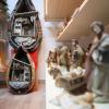 Der 58-jährige Thomas Müller ist ein wahrer Allgäuer Künstler. Der in Kleinweiler bei Weitnau lebende Vertriebsmitarbeiter baut seit über 32 Jahren Weihnachtskrippen. Mit viel Liebe zum Detail erstellt der Oberallgäuer jedes Jahr hunderte Exemplare in seinem großen Keller bei Kleinweiler.
[video]https://www.youtube.com/watch?v=F5hlMLvUJLo[/video] 
Viel Liebe zum DetailWenn es draußen kälter wird und die Tage länger werden, wenn der erste Schnee fällt und die Häuser und Straßen im bunten Lichterglanz erstrahlen, kommen die Krippen von Thomas Müller im heimischen Wohnzimmer besonders gut zur Geltung. Die Krippen des 58-Jährigen verzaubern nicht nur Kinderaugen, sondern auch mit viel Liebe zum Detail die Erwachsenen. "Ich denke, meine Krippen haben eine gewisse Besonderheit. Ich baue die Krippen so, dass sie auch mir gefallen würden und achte dabei sehr auf die Details. Jede Krippe ist ein Unikat und stammt nicht von irgendwelchen Massenproduktionen", so der 58-jährige Hobby-Krippenbauer. Eine solche Krippe hat man jahrelang, vielleicht sogar Jahrzehnte lang. Viele werden auch an die nächsten Generationen weitergegeben.Mittlerweile auf der ganzen Welt2004 hatte der Allgäuer seine erste Ausstellung. Mittlerweile kommen Krippenfreunde aus ganz Deutschland, der Schweiz und Österreich und besuchen den 58-jährigen jährlich auf seinen Krippenausstellungen. "Für mich ist es ein Hobby und durch die vielen Menschen und deren Rückmeldung erhalte ich die Bestätigung, dass das, was ich mache, auch schön ist und andere begeistert. Dass ist mir sehr wichtig", so Müller. Doch seine Krippen sind mittlerweile nicht nur im Allgäu weit verbreitet. So finden die Krippen von Thomas Müller ihren Platz auch schon in Tschechien, Österreich, der Schweiz und die weiteste sogar in Namibia (südliches Afrika).Krippe in der Milchkanne oder der GitarreFür den 58-Jährigen ist eine Krippe keine Krippe, wenn die Details fehlen. "Für mich ist es wichtig, dass alles im Detail gemacht ist. Ich stelle auch alle kleinen Teile wie Holzschuhe, Milchkannen oder Besen selbst her“, so Müller. Doch der 58-jährige Hobby-Krippenbauer stellt auch ausgefallene Sachen her. So hat der Allgäuer schon Krippen in eine Milchkanne, in eine Gitarre, ein Akkordeon oder in ein Nähkästchen integriert."Ich habe immer besondere Ideen, wofür mich andere für verrückt halten. Bevor aber eine Gitarre, ein altes Radio oder auch ein Akkordeon auf dem Müll landen, baue ich eben eine Krippe rein. So bekommen die Gegenstände, die eigentlich schon abgeschrieben waren, wieder einen Nutzen."Von der Idee zur Umsetzung geht schnell60 bis 70 Arbeitsstunden stecken in jedem der Unikate. "Ich habe die Krippe im Kopf und brauche dafür keine Zeichnung oder einen Plan. Seit über 32 Jahren baue ich Krippen und weiß die Maße schon auswendig und kann alles einschätzen", sagt er. Hat er eine Idee im Kopf, setzt er sie sofort um: Holz zusägen, Spachtelmasse anrühren, Farbe vorbereiten. Über eine Woche ist er dann mit einer Krippe beschäftigt, damit ein neues Unikat.Ausstellung dieses Wochenende in NeutrauchburgWer eine Krippenausstellung von Thomas Müller besuchen möchte, kann es gleich am kommenden Wochenende (26./27.11.2022) im Festsaal Neutrauchburg bei Isny im Allgäu tun: Am Samstag und Sonntag jeweils von 10 bis 18 Uhr kann man über 100 handgearbeitete Krippen  bestaunen.