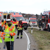 +++ Update um 17:00 Uhr +++Frontal in ein anderes Auto gekracht ist am Freitag ein 39-jähriger Autofahrer auf der Staatsstraße zwischen Untrasried und Hopferbach. Wie die Polizei berichtet, überholte der Mann kurz nach dem Ortsausgang Untrasried einen Traktor mit Anhänger. Dabei übersah er jedoch ein Auto, das ihm entgegenkam.Autofahrer werden schwer verletztBeide Autofahrer konnten einen Crash nicht mehr verhindern. Sie und eine Beifahrerin kamen mit teils schweren Verletzungen in umliegende Kliniken.Sachschaden beläuft sich auf ca. 40.000 EuroDie komplett beschädigten Autos mussten abgeschleppt werden. Es entstand ein Gesamtsachschaden in Höhe von ca. 40.000 Euro.Feuerwehr leitet Verkehr umDie freiwilligen Feuerwehren Untrasried und Obergünzburg waren mit ca. 30 Mann vor Ort. Diese stellten an der Unfallstelle den Brandschutz sicher und leiteten den Verkehr um. Die Staatsstraße war bis zur Bergung der Fahrzeuge für ca. zwei Stunden komplett gesperrt.
Bezugsmeldung: Frontal zusammengestoßen sind am Freitagmittag zwei Autos bei Untrasried. Nach Angaben der Polizei wurden dabei die Insassen in ihren Autos eingeklemmt.Straße ist gesperrtMittlerweile wurde aber alle aus den Autowracks befreit. Bei dem Crash wurden mehrere Personen verletzt. Alle seien jedoch ansprechbar, heißt es von Seiten der Polizei. 

Während der Unfallaufnahme war die Strecke zwischen Untrasried und Hopferbach komplett gesperrt.