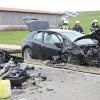 +++ Update um 17:00 Uhr +++Frontal in ein anderes Auto gekracht ist am Freitag ein 39-jähriger Autofahrer auf der Staatsstraße zwischen Untrasried und Hopferbach. Wie die Polizei berichtet, überholte der Mann kurz nach dem Ortsausgang Untrasried einen Traktor mit Anhänger. Dabei übersah er jedoch ein Auto, das ihm entgegenkam.Autofahrer werden schwer verletztBeide Autofahrer konnten einen Crash nicht mehr verhindern. Sie und eine Beifahrerin kamen mit teils schweren Verletzungen in umliegende Kliniken.Sachschaden beläuft sich auf ca. 40.000 EuroDie komplett beschädigten Autos mussten abgeschleppt werden. Es entstand ein Gesamtsachschaden in Höhe von ca. 40.000 Euro.Feuerwehr leitet Verkehr umDie freiwilligen Feuerwehren Untrasried und Obergünzburg waren mit ca. 30 Mann vor Ort. Diese stellten an der Unfallstelle den Brandschutz sicher und leiteten den Verkehr um. Die Staatsstraße war bis zur Bergung der Fahrzeuge für ca. zwei Stunden komplett gesperrt.
Bezugsmeldung: Frontal zusammengestoßen sind am Freitagmittag zwei Autos bei Untrasried. Nach Angaben der Polizei wurden dabei die Insassen in ihren Autos eingeklemmt.Straße ist gesperrtMittlerweile wurde aber alle aus den Autowracks befreit. Bei dem Crash wurden mehrere Personen verletzt. Alle seien jedoch ansprechbar, heißt es von Seiten der Polizei. 

Während der Unfallaufnahme war die Strecke zwischen Untrasried und Hopferbach komplett gesperrt.