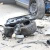 +++ Update um 17:00 Uhr +++Frontal in ein anderes Auto gekracht ist am Freitag ein 39-jähriger Autofahrer auf der Staatsstraße zwischen Untrasried und Hopferbach. Wie die Polizei berichtet, überholte der Mann kurz nach dem Ortsausgang Untrasried einen Traktor mit Anhänger. Dabei übersah er jedoch ein Auto, das ihm entgegenkam.Autofahrer werden schwer verletztBeide Autofahrer konnten einen Crash nicht mehr verhindern. Sie und eine Beifahrerin kamen mit teils schweren Verletzungen in umliegende Kliniken.Sachschaden beläuft sich auf ca. 40.000 EuroDie komplett beschädigten Autos mussten abgeschleppt werden. Es entstand ein Gesamtsachschaden in Höhe von ca. 40.000 Euro.Feuerwehr leitet Verkehr umDie freiwilligen Feuerwehren Untrasried und Obergünzburg waren mit ca. 30 Mann vor Ort. Diese stellten an der Unfallstelle den Brandschutz sicher und leiteten den Verkehr um. Die Staatsstraße war bis zur Bergung der Fahrzeuge für ca. zwei Stunden komplett gesperrt.
Bezugsmeldung: Frontal zusammengestoßen sind am Freitagmittag zwei Autos bei Untrasried. Nach Angaben der Polizei wurden dabei die Insassen in ihren Autos eingeklemmt.Straße ist gesperrtMittlerweile wurde aber alle aus den Autowracks befreit. Bei dem Crash wurden mehrere Personen verletzt. Alle seien jedoch ansprechbar, heißt es von Seiten der Polizei. 

Während der Unfallaufnahme war die Strecke zwischen Untrasried und Hopferbach komplett gesperrt.