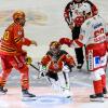 Zu ungewohnter Bullyzeit von 14:30 Uhr traf der ESV Kaufbeuren heute auf den Liganeuling aus Regensburg. Trainer Marko Raita musste weiterhin auf die Langzeitverletzten Fabian Koziol, John Lammers und Yannik Burghart verzichten. Nicolas Appendino war für den Kooperationspartner aus München auf dem Eis und Leon van der Linde weilte bei der U20 Mannschaft. Kurzfristig fiel auch noch Maximilian Meier krankheitsbedingt aus. Vor dem Spiel wurde noch der Stadionsprecher des ESVK André Veil "Veilo" für 25 Jahre als Stimme der Joker geehrt. Vor 2.429 Zuschauern verlor der ESVK am Ende mit 3:2.
Joker starten mit viel DruckDie Joker begannen mit viel Druck und hatten durch Sebstian Gorcik früh die Chance in Führung zu gehen. Ein Beinstellen gegen Simon Schütz von Andrew Schembri nach knappen 4 gespielten Minuten ermöglichte den Joker ihre erste Überzahlmöglichkeit des Abends. In diesem nimmt Mikko Lehtonen den Schuss, die Scheibe prallte vom Schoner von Devin Williams ab und Tyler Spurgeon schob den Puck ins leere Tor. Nach einem Abschluss von Marvin Schmid durfte sich auch Daniel Fießinger erstmals auszeichnen. Kurz darauf ist es der ESVK, der sich mit seiner dritten Reihe im Angriffsdrittel festsetzte. Aus dieser Druckphase resultierte eine Strafzeit in der 8. Spielminute gegen Patrick Demetz wegen Behinderung. Dieses Powerplay war jedoch bereits nach 5 gespielten Sekunden beendet: Jacob Lagacé passte auf Mikko Lehtonen und dieser fand den Schläger von Tyler Spurgeon im Slot. Der hatte keine Mühe Devin Williams zu überwinden. Kurz darauf waren es die Gäste, die in Person von Andrew Schembri, erstmals auf der Anzeigetafel erschienen. Ein langer Pass von Patrick Demetz rutschte durch die komplette Hintermannschaft der Hausherren und der Routinier im Trikot der Eisbären Regensburg schloss dann eiskalt ab. Im direkten Gegenzug war es Jere Laaksonen, der nur durch ein Halten von Jakob Weber zu stoppen war. Zu Beginn der Überzahl ist es Max Oswald, der am Gestänge scheiterte. Das Team von Max Kaltenhauser überstand diese numerische Unterzahl jedoch schadlos. Die Allgäuer blieben auch in der Folge die aktivere Mannschaft. Kurz vor der Pause hatte dann noch Sebastian Gorcik eine gute Chance auf den nächsten Treffer für die Wertachstädter. Ein Stockcheck von Jacob Lagacé ermöglichte es den Gästen dann, das erste Mal am Abend ihre Überzahlformation auf das Eis zu schicken. Mit einem Spielstand von 2:1 ging es in die erste Pause des Abends.Mit Unterzahl ins zweite DrittelDie Hausherren starteten mit Unterzahl in den Mittelabschnitt. Eine gute defensive Ordnung legte den Grundstein für ein schadloses Überstehen dieser Phase. Regensburg kam in der Folge besser in die Partie und schaffte es sich immer mehr Spielanteile zu erarbeiten. Fortan gab es viele Abstimmungsprobleme auf beiden Seiten. In der 28. Spielminute musste dann Markus Lillich wegen eines Beinstellens in die Kühlbox. Die Gäste schafften es jedoch nicht daraus Kapital zu schlagen. Kurz darauf wurde Phillip Krauß von Patrick Demetz strafwürdig zu Fall gebracht. So gab die nächste numerische Überlegenheit für die Buron Joker. Der ESVK baute hier mächtig Druck auf. Regensburg hielt diesem jedoch Stand und killte die Überzahl. In der Folge waren die Gäste näher am Ausgleich wie die Joker am nächsten Treffer. Kurz vor der Sirene sprachen die Schiedsrichter eine Strafe gegen Dieter Orendorz wegen Unnötiger Härte aus. Der zweite Abschnitt endete 0:0.Regensburg sicher in der DefensiveDie Regensburger starteten auch in das Schlussdrittel mit knappen 90 Sekunden in Überzahl. Kaufbeuren überstand diese Zeit jedoch ohne Gegentreffer. Ein Beinstellen gegen Markus Schweiger von Patrick Demetz kurz darauf ermöglichte es Marko Raita erneut seine Überzahlformation auf das Eis zu schicken. Es fehlte aber die Präzision im Abschluss oder im finalen Zuspiel und so blieb es beim knappen Spielstand von 2:1. Ein Pfostenschuss von Daniel Pronin stellte die größte Chance in dieser Phase dar. In der 50. Spielminute musste Simon Schütz nach einem Stockcheck Platz auf der Strafbank nehmen. Kurz vor Ablauf hatte Radium Matus den Ausgleich auf der Scheibe. Er schaffte es aber nicht den Puck über die Linie zu befördern. Daniel Fießinger rutschte immer mehr in den Mittelpunkt und konnte sich mit einigen guten Paraden auszeichnen. Ein Abstimmungsfehler des ESVK ermöglichte es Richard Divis frei vor Daniel Fießinger aufzutauchen und dieser schoss den Ausgleich. Direkt im Gegenzug flog die Scheibe von der Bande direkt zurück in den Slot und dort schloss Topi Piipponnen eiskalt ab und brachte seine Farben erstmals in Führung. Die Joker versuchten nochmal alles. Regensburg stand jedoch defensiv sicher. Eine Minute vor Ende zog Marko Raita Daniel Fießinger zu Gunsten eines weiteren Feldspielers. In dieser Phase fiel ein Tor für die Joker. Die Entscheidung der Unparteiischen lautete jedoch kein Tor. Nach Betrachtung der Bilder hatte diese Entscheidung bestand.

(Text: Tobias Linke)