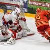 Zu ungewohnter Bullyzeit von 14:30 Uhr traf der ESV Kaufbeuren heute auf den Liganeuling aus Regensburg. Trainer Marko Raita musste weiterhin auf die Langzeitverletzten Fabian Koziol, John Lammers und Yannik Burghart verzichten. Nicolas Appendino war für den Kooperationspartner aus München auf dem Eis und Leon van der Linde weilte bei der U20 Mannschaft. Kurzfristig fiel auch noch Maximilian Meier krankheitsbedingt aus. Vor dem Spiel wurde noch der Stadionsprecher des ESVK André Veil "Veilo" für 25 Jahre als Stimme der Joker geehrt. Vor 2.429 Zuschauern verlor der ESVK am Ende mit 3:2.
Joker starten mit viel DruckDie Joker begannen mit viel Druck und hatten durch Sebstian Gorcik früh die Chance in Führung zu gehen. Ein Beinstellen gegen Simon Schütz von Andrew Schembri nach knappen 4 gespielten Minuten ermöglichte den Joker ihre erste Überzahlmöglichkeit des Abends. In diesem nimmt Mikko Lehtonen den Schuss, die Scheibe prallte vom Schoner von Devin Williams ab und Tyler Spurgeon schob den Puck ins leere Tor. Nach einem Abschluss von Marvin Schmid durfte sich auch Daniel Fießinger erstmals auszeichnen. Kurz darauf ist es der ESVK, der sich mit seiner dritten Reihe im Angriffsdrittel festsetzte. Aus dieser Druckphase resultierte eine Strafzeit in der 8. Spielminute gegen Patrick Demetz wegen Behinderung. Dieses Powerplay war jedoch bereits nach 5 gespielten Sekunden beendet: Jacob Lagacé passte auf Mikko Lehtonen und dieser fand den Schläger von Tyler Spurgeon im Slot. Der hatte keine Mühe Devin Williams zu überwinden. Kurz darauf waren es die Gäste, die in Person von Andrew Schembri, erstmals auf der Anzeigetafel erschienen. Ein langer Pass von Patrick Demetz rutschte durch die komplette Hintermannschaft der Hausherren und der Routinier im Trikot der Eisbären Regensburg schloss dann eiskalt ab. Im direkten Gegenzug war es Jere Laaksonen, der nur durch ein Halten von Jakob Weber zu stoppen war. Zu Beginn der Überzahl ist es Max Oswald, der am Gestänge scheiterte. Das Team von Max Kaltenhauser überstand diese numerische Unterzahl jedoch schadlos. Die Allgäuer blieben auch in der Folge die aktivere Mannschaft. Kurz vor der Pause hatte dann noch Sebastian Gorcik eine gute Chance auf den nächsten Treffer für die Wertachstädter. Ein Stockcheck von Jacob Lagacé ermöglichte es den Gästen dann, das erste Mal am Abend ihre Überzahlformation auf das Eis zu schicken. Mit einem Spielstand von 2:1 ging es in die erste Pause des Abends.Mit Unterzahl ins zweite DrittelDie Hausherren starteten mit Unterzahl in den Mittelabschnitt. Eine gute defensive Ordnung legte den Grundstein für ein schadloses Überstehen dieser Phase. Regensburg kam in der Folge besser in die Partie und schaffte es sich immer mehr Spielanteile zu erarbeiten. Fortan gab es viele Abstimmungsprobleme auf beiden Seiten. In der 28. Spielminute musste dann Markus Lillich wegen eines Beinstellens in die Kühlbox. Die Gäste schafften es jedoch nicht daraus Kapital zu schlagen. Kurz darauf wurde Phillip Krauß von Patrick Demetz strafwürdig zu Fall gebracht. So gab die nächste numerische Überlegenheit für die Buron Joker. Der ESVK baute hier mächtig Druck auf. Regensburg hielt diesem jedoch Stand und killte die Überzahl. In der Folge waren die Gäste näher am Ausgleich wie die Joker am nächsten Treffer. Kurz vor der Sirene sprachen die Schiedsrichter eine Strafe gegen Dieter Orendorz wegen Unnötiger Härte aus. Der zweite Abschnitt endete 0:0.Regensburg sicher in der DefensiveDie Regensburger starteten auch in das Schlussdrittel mit knappen 90 Sekunden in Überzahl. Kaufbeuren überstand diese Zeit jedoch ohne Gegentreffer. Ein Beinstellen gegen Markus Schweiger von Patrick Demetz kurz darauf ermöglichte es Marko Raita erneut seine Überzahlformation auf das Eis zu schicken. Es fehlte aber die Präzision im Abschluss oder im finalen Zuspiel und so blieb es beim knappen Spielstand von 2:1. Ein Pfostenschuss von Daniel Pronin stellte die größte Chance in dieser Phase dar. In der 50. Spielminute musste Simon Schütz nach einem Stockcheck Platz auf der Strafbank nehmen. Kurz vor Ablauf hatte Radium Matus den Ausgleich auf der Scheibe. Er schaffte es aber nicht den Puck über die Linie zu befördern. Daniel Fießinger rutschte immer mehr in den Mittelpunkt und konnte sich mit einigen guten Paraden auszeichnen. Ein Abstimmungsfehler des ESVK ermöglichte es Richard Divis frei vor Daniel Fießinger aufzutauchen und dieser schoss den Ausgleich. Direkt im Gegenzug flog die Scheibe von der Bande direkt zurück in den Slot und dort schloss Topi Piipponnen eiskalt ab und brachte seine Farben erstmals in Führung. Die Joker versuchten nochmal alles. Regensburg stand jedoch defensiv sicher. Eine Minute vor Ende zog Marko Raita Daniel Fießinger zu Gunsten eines weiteren Feldspielers. In dieser Phase fiel ein Tor für die Joker. Die Entscheidung der Unparteiischen lautete jedoch kein Tor. Nach Betrachtung der Bilder hatte diese Entscheidung bestand.

(Text: Tobias Linke)