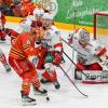Zu ungewohnter Bullyzeit von 14:30 Uhr traf der ESV Kaufbeuren heute auf den Liganeuling aus Regensburg. Trainer Marko Raita musste weiterhin auf die Langzeitverletzten Fabian Koziol, John Lammers und Yannik Burghart verzichten. Nicolas Appendino war für den Kooperationspartner aus München auf dem Eis und Leon van der Linde weilte bei der U20 Mannschaft. Kurzfristig fiel auch noch Maximilian Meier krankheitsbedingt aus. Vor dem Spiel wurde noch der Stadionsprecher des ESVK André Veil "Veilo" für 25 Jahre als Stimme der Joker geehrt. Vor 2.429 Zuschauern verlor der ESVK am Ende mit 3:2.
Joker starten mit viel DruckDie Joker begannen mit viel Druck und hatten durch Sebstian Gorcik früh die Chance in Führung zu gehen. Ein Beinstellen gegen Simon Schütz von Andrew Schembri nach knappen 4 gespielten Minuten ermöglichte den Joker ihre erste Überzahlmöglichkeit des Abends. In diesem nimmt Mikko Lehtonen den Schuss, die Scheibe prallte vom Schoner von Devin Williams ab und Tyler Spurgeon schob den Puck ins leere Tor. Nach einem Abschluss von Marvin Schmid durfte sich auch Daniel Fießinger erstmals auszeichnen. Kurz darauf ist es der ESVK, der sich mit seiner dritten Reihe im Angriffsdrittel festsetzte. Aus dieser Druckphase resultierte eine Strafzeit in der 8. Spielminute gegen Patrick Demetz wegen Behinderung. Dieses Powerplay war jedoch bereits nach 5 gespielten Sekunden beendet: Jacob Lagacé passte auf Mikko Lehtonen und dieser fand den Schläger von Tyler Spurgeon im Slot. Der hatte keine Mühe Devin Williams zu überwinden. Kurz darauf waren es die Gäste, die in Person von Andrew Schembri, erstmals auf der Anzeigetafel erschienen. Ein langer Pass von Patrick Demetz rutschte durch die komplette Hintermannschaft der Hausherren und der Routinier im Trikot der Eisbären Regensburg schloss dann eiskalt ab. Im direkten Gegenzug war es Jere Laaksonen, der nur durch ein Halten von Jakob Weber zu stoppen war. Zu Beginn der Überzahl ist es Max Oswald, der am Gestänge scheiterte. Das Team von Max Kaltenhauser überstand diese numerische Unterzahl jedoch schadlos. Die Allgäuer blieben auch in der Folge die aktivere Mannschaft. Kurz vor der Pause hatte dann noch Sebastian Gorcik eine gute Chance auf den nächsten Treffer für die Wertachstädter. Ein Stockcheck von Jacob Lagacé ermöglichte es den Gästen dann, das erste Mal am Abend ihre Überzahlformation auf das Eis zu schicken. Mit einem Spielstand von 2:1 ging es in die erste Pause des Abends.Mit Unterzahl ins zweite DrittelDie Hausherren starteten mit Unterzahl in den Mittelabschnitt. Eine gute defensive Ordnung legte den Grundstein für ein schadloses Überstehen dieser Phase. Regensburg kam in der Folge besser in die Partie und schaffte es sich immer mehr Spielanteile zu erarbeiten. Fortan gab es viele Abstimmungsprobleme auf beiden Seiten. In der 28. Spielminute musste dann Markus Lillich wegen eines Beinstellens in die Kühlbox. Die Gäste schafften es jedoch nicht daraus Kapital zu schlagen. Kurz darauf wurde Phillip Krauß von Patrick Demetz strafwürdig zu Fall gebracht. So gab die nächste numerische Überlegenheit für die Buron Joker. Der ESVK baute hier mächtig Druck auf. Regensburg hielt diesem jedoch Stand und killte die Überzahl. In der Folge waren die Gäste näher am Ausgleich wie die Joker am nächsten Treffer. Kurz vor der Sirene sprachen die Schiedsrichter eine Strafe gegen Dieter Orendorz wegen Unnötiger Härte aus. Der zweite Abschnitt endete 0:0.Regensburg sicher in der DefensiveDie Regensburger starteten auch in das Schlussdrittel mit knappen 90 Sekunden in Überzahl. Kaufbeuren überstand diese Zeit jedoch ohne Gegentreffer. Ein Beinstellen gegen Markus Schweiger von Patrick Demetz kurz darauf ermöglichte es Marko Raita erneut seine Überzahlformation auf das Eis zu schicken. Es fehlte aber die Präzision im Abschluss oder im finalen Zuspiel und so blieb es beim knappen Spielstand von 2:1. Ein Pfostenschuss von Daniel Pronin stellte die größte Chance in dieser Phase dar. In der 50. Spielminute musste Simon Schütz nach einem Stockcheck Platz auf der Strafbank nehmen. Kurz vor Ablauf hatte Radium Matus den Ausgleich auf der Scheibe. Er schaffte es aber nicht den Puck über die Linie zu befördern. Daniel Fießinger rutschte immer mehr in den Mittelpunkt und konnte sich mit einigen guten Paraden auszeichnen. Ein Abstimmungsfehler des ESVK ermöglichte es Richard Divis frei vor Daniel Fießinger aufzutauchen und dieser schoss den Ausgleich. Direkt im Gegenzug flog die Scheibe von der Bande direkt zurück in den Slot und dort schloss Topi Piipponnen eiskalt ab und brachte seine Farben erstmals in Führung. Die Joker versuchten nochmal alles. Regensburg stand jedoch defensiv sicher. Eine Minute vor Ende zog Marko Raita Daniel Fießinger zu Gunsten eines weiteren Feldspielers. In dieser Phase fiel ein Tor für die Joker. Die Entscheidung der Unparteiischen lautete jedoch kein Tor. Nach Betrachtung der Bilder hatte diese Entscheidung bestand.

(Text: Tobias Linke)