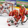 Zu ungewohnter Bullyzeit von 14:30 Uhr traf der ESV Kaufbeuren heute auf den Liganeuling aus Regensburg. Trainer Marko Raita musste weiterhin auf die Langzeitverletzten Fabian Koziol, John Lammers und Yannik Burghart verzichten. Nicolas Appendino war für den Kooperationspartner aus München auf dem Eis und Leon van der Linde weilte bei der U20 Mannschaft. Kurzfristig fiel auch noch Maximilian Meier krankheitsbedingt aus. Vor dem Spiel wurde noch der Stadionsprecher des ESVK André Veil "Veilo" für 25 Jahre als Stimme der Joker geehrt. Vor 2.429 Zuschauern verlor der ESVK am Ende mit 3:2.
Joker starten mit viel DruckDie Joker begannen mit viel Druck und hatten durch Sebstian Gorcik früh die Chance in Führung zu gehen. Ein Beinstellen gegen Simon Schütz von Andrew Schembri nach knappen 4 gespielten Minuten ermöglichte den Joker ihre erste Überzahlmöglichkeit des Abends. In diesem nimmt Mikko Lehtonen den Schuss, die Scheibe prallte vom Schoner von Devin Williams ab und Tyler Spurgeon schob den Puck ins leere Tor. Nach einem Abschluss von Marvin Schmid durfte sich auch Daniel Fießinger erstmals auszeichnen. Kurz darauf ist es der ESVK, der sich mit seiner dritten Reihe im Angriffsdrittel festsetzte. Aus dieser Druckphase resultierte eine Strafzeit in der 8. Spielminute gegen Patrick Demetz wegen Behinderung. Dieses Powerplay war jedoch bereits nach 5 gespielten Sekunden beendet: Jacob Lagacé passte auf Mikko Lehtonen und dieser fand den Schläger von Tyler Spurgeon im Slot. Der hatte keine Mühe Devin Williams zu überwinden. Kurz darauf waren es die Gäste, die in Person von Andrew Schembri, erstmals auf der Anzeigetafel erschienen. Ein langer Pass von Patrick Demetz rutschte durch die komplette Hintermannschaft der Hausherren und der Routinier im Trikot der Eisbären Regensburg schloss dann eiskalt ab. Im direkten Gegenzug war es Jere Laaksonen, der nur durch ein Halten von Jakob Weber zu stoppen war. Zu Beginn der Überzahl ist es Max Oswald, der am Gestänge scheiterte. Das Team von Max Kaltenhauser überstand diese numerische Unterzahl jedoch schadlos. Die Allgäuer blieben auch in der Folge die aktivere Mannschaft. Kurz vor der Pause hatte dann noch Sebastian Gorcik eine gute Chance auf den nächsten Treffer für die Wertachstädter. Ein Stockcheck von Jacob Lagacé ermöglichte es den Gästen dann, das erste Mal am Abend ihre Überzahlformation auf das Eis zu schicken. Mit einem Spielstand von 2:1 ging es in die erste Pause des Abends.Mit Unterzahl ins zweite DrittelDie Hausherren starteten mit Unterzahl in den Mittelabschnitt. Eine gute defensive Ordnung legte den Grundstein für ein schadloses Überstehen dieser Phase. Regensburg kam in der Folge besser in die Partie und schaffte es sich immer mehr Spielanteile zu erarbeiten. Fortan gab es viele Abstimmungsprobleme auf beiden Seiten. In der 28. Spielminute musste dann Markus Lillich wegen eines Beinstellens in die Kühlbox. Die Gäste schafften es jedoch nicht daraus Kapital zu schlagen. Kurz darauf wurde Phillip Krauß von Patrick Demetz strafwürdig zu Fall gebracht. So gab die nächste numerische Überlegenheit für die Buron Joker. Der ESVK baute hier mächtig Druck auf. Regensburg hielt diesem jedoch Stand und killte die Überzahl. In der Folge waren die Gäste näher am Ausgleich wie die Joker am nächsten Treffer. Kurz vor der Sirene sprachen die Schiedsrichter eine Strafe gegen Dieter Orendorz wegen Unnötiger Härte aus. Der zweite Abschnitt endete 0:0.Regensburg sicher in der DefensiveDie Regensburger starteten auch in das Schlussdrittel mit knappen 90 Sekunden in Überzahl. Kaufbeuren überstand diese Zeit jedoch ohne Gegentreffer. Ein Beinstellen gegen Markus Schweiger von Patrick Demetz kurz darauf ermöglichte es Marko Raita erneut seine Überzahlformation auf das Eis zu schicken. Es fehlte aber die Präzision im Abschluss oder im finalen Zuspiel und so blieb es beim knappen Spielstand von 2:1. Ein Pfostenschuss von Daniel Pronin stellte die größte Chance in dieser Phase dar. In der 50. Spielminute musste Simon Schütz nach einem Stockcheck Platz auf der Strafbank nehmen. Kurz vor Ablauf hatte Radium Matus den Ausgleich auf der Scheibe. Er schaffte es aber nicht den Puck über die Linie zu befördern. Daniel Fießinger rutschte immer mehr in den Mittelpunkt und konnte sich mit einigen guten Paraden auszeichnen. Ein Abstimmungsfehler des ESVK ermöglichte es Richard Divis frei vor Daniel Fießinger aufzutauchen und dieser schoss den Ausgleich. Direkt im Gegenzug flog die Scheibe von der Bande direkt zurück in den Slot und dort schloss Topi Piipponnen eiskalt ab und brachte seine Farben erstmals in Führung. Die Joker versuchten nochmal alles. Regensburg stand jedoch defensiv sicher. Eine Minute vor Ende zog Marko Raita Daniel Fießinger zu Gunsten eines weiteren Feldspielers. In dieser Phase fiel ein Tor für die Joker. Die Entscheidung der Unparteiischen lautete jedoch kein Tor. Nach Betrachtung der Bilder hatte diese Entscheidung bestand.

(Text: Tobias Linke)
