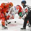 Zu ungewohnter Bullyzeit von 14:30 Uhr traf der ESV Kaufbeuren heute auf den Liganeuling aus Regensburg. Trainer Marko Raita musste weiterhin auf die Langzeitverletzten Fabian Koziol, John Lammers und Yannik Burghart verzichten. Nicolas Appendino war für den Kooperationspartner aus München auf dem Eis und Leon van der Linde weilte bei der U20 Mannschaft. Kurzfristig fiel auch noch Maximilian Meier krankheitsbedingt aus. Vor dem Spiel wurde noch der Stadionsprecher des ESVK André Veil "Veilo" für 25 Jahre als Stimme der Joker geehrt. Vor 2.429 Zuschauern verlor der ESVK am Ende mit 3:2.
Joker starten mit viel DruckDie Joker begannen mit viel Druck und hatten durch Sebstian Gorcik früh die Chance in Führung zu gehen. Ein Beinstellen gegen Simon Schütz von Andrew Schembri nach knappen 4 gespielten Minuten ermöglichte den Joker ihre erste Überzahlmöglichkeit des Abends. In diesem nimmt Mikko Lehtonen den Schuss, die Scheibe prallte vom Schoner von Devin Williams ab und Tyler Spurgeon schob den Puck ins leere Tor. Nach einem Abschluss von Marvin Schmid durfte sich auch Daniel Fießinger erstmals auszeichnen. Kurz darauf ist es der ESVK, der sich mit seiner dritten Reihe im Angriffsdrittel festsetzte. Aus dieser Druckphase resultierte eine Strafzeit in der 8. Spielminute gegen Patrick Demetz wegen Behinderung. Dieses Powerplay war jedoch bereits nach 5 gespielten Sekunden beendet: Jacob Lagacé passte auf Mikko Lehtonen und dieser fand den Schläger von Tyler Spurgeon im Slot. Der hatte keine Mühe Devin Williams zu überwinden. Kurz darauf waren es die Gäste, die in Person von Andrew Schembri, erstmals auf der Anzeigetafel erschienen. Ein langer Pass von Patrick Demetz rutschte durch die komplette Hintermannschaft der Hausherren und der Routinier im Trikot der Eisbären Regensburg schloss dann eiskalt ab. Im direkten Gegenzug war es Jere Laaksonen, der nur durch ein Halten von Jakob Weber zu stoppen war. Zu Beginn der Überzahl ist es Max Oswald, der am Gestänge scheiterte. Das Team von Max Kaltenhauser überstand diese numerische Unterzahl jedoch schadlos. Die Allgäuer blieben auch in der Folge die aktivere Mannschaft. Kurz vor der Pause hatte dann noch Sebastian Gorcik eine gute Chance auf den nächsten Treffer für die Wertachstädter. Ein Stockcheck von Jacob Lagacé ermöglichte es den Gästen dann, das erste Mal am Abend ihre Überzahlformation auf das Eis zu schicken. Mit einem Spielstand von 2:1 ging es in die erste Pause des Abends.Mit Unterzahl ins zweite DrittelDie Hausherren starteten mit Unterzahl in den Mittelabschnitt. Eine gute defensive Ordnung legte den Grundstein für ein schadloses Überstehen dieser Phase. Regensburg kam in der Folge besser in die Partie und schaffte es sich immer mehr Spielanteile zu erarbeiten. Fortan gab es viele Abstimmungsprobleme auf beiden Seiten. In der 28. Spielminute musste dann Markus Lillich wegen eines Beinstellens in die Kühlbox. Die Gäste schafften es jedoch nicht daraus Kapital zu schlagen. Kurz darauf wurde Phillip Krauß von Patrick Demetz strafwürdig zu Fall gebracht. So gab die nächste numerische Überlegenheit für die Buron Joker. Der ESVK baute hier mächtig Druck auf. Regensburg hielt diesem jedoch Stand und killte die Überzahl. In der Folge waren die Gäste näher am Ausgleich wie die Joker am nächsten Treffer. Kurz vor der Sirene sprachen die Schiedsrichter eine Strafe gegen Dieter Orendorz wegen Unnötiger Härte aus. Der zweite Abschnitt endete 0:0.Regensburg sicher in der DefensiveDie Regensburger starteten auch in das Schlussdrittel mit knappen 90 Sekunden in Überzahl. Kaufbeuren überstand diese Zeit jedoch ohne Gegentreffer. Ein Beinstellen gegen Markus Schweiger von Patrick Demetz kurz darauf ermöglichte es Marko Raita erneut seine Überzahlformation auf das Eis zu schicken. Es fehlte aber die Präzision im Abschluss oder im finalen Zuspiel und so blieb es beim knappen Spielstand von 2:1. Ein Pfostenschuss von Daniel Pronin stellte die größte Chance in dieser Phase dar. In der 50. Spielminute musste Simon Schütz nach einem Stockcheck Platz auf der Strafbank nehmen. Kurz vor Ablauf hatte Radium Matus den Ausgleich auf der Scheibe. Er schaffte es aber nicht den Puck über die Linie zu befördern. Daniel Fießinger rutschte immer mehr in den Mittelpunkt und konnte sich mit einigen guten Paraden auszeichnen. Ein Abstimmungsfehler des ESVK ermöglichte es Richard Divis frei vor Daniel Fießinger aufzutauchen und dieser schoss den Ausgleich. Direkt im Gegenzug flog die Scheibe von der Bande direkt zurück in den Slot und dort schloss Topi Piipponnen eiskalt ab und brachte seine Farben erstmals in Führung. Die Joker versuchten nochmal alles. Regensburg stand jedoch defensiv sicher. Eine Minute vor Ende zog Marko Raita Daniel Fießinger zu Gunsten eines weiteren Feldspielers. In dieser Phase fiel ein Tor für die Joker. Die Entscheidung der Unparteiischen lautete jedoch kein Tor. Nach Betrachtung der Bilder hatte diese Entscheidung bestand.

(Text: Tobias Linke)