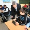 Seit Schuljahresbeginn proben bayernweit rund 250 staatliche Schulen im Rahmen des Pilotversuchs "Digitale Schule der Zukunft" den aktiven und kreativen Umgang mit mobilen digitalen Geräten. Auch die Sophie-La-Roche-Realschule Kaufbeuren ist dabei. Am Montag besuchte Kultusminister Michael Piazolo die Schule und war beeindruckt: Die Sophie-La-Roche-Schule sei ein digitaler Leuchtturm mit großer Innovationskraft.
Pilotversuch "Digitale Schule der Zukunft"Bei dem Pilotversuch "Digitale Schule der Zukunft" wurden Schülerinnen und Schüler ausgewählter Jahrgangsstufen der Pilotschulen mit staatlich geförderten Tablets, Notebooks oder Convertibles ausgestattet. Sie sollen nun im Unterricht, bei den Hausaufgaben, aber auch privat genutzt werden. Der Freistaat unterstützt laut einer Pressemitteilung des Bayerischen Staatsministerium für Unterricht und Kultus zusätzlich jede teilnehmende Klasse mit einem Medienbudget in Höhe von 400 Euro. Außerdem bietet der Freistaat den Lehrkräften der Pilotschulen ein passgenaues Fortbildungsportfolio an und auch für die Erziehungsberechtigten gibt es verschiedene Angebote zu medienerzieherischen Themen. Evaluiert wird die Arbeit an den Pilotschulen dann durch das Staatsinstitut für Schulqualität und Bildungsforschung (ISB)."Leuchtendes Beispiel für die Digitalisierung im Freistaat""Schulen und Digitalisierung, das ist in Bayern untrennbar miteinander verbunden", sagt Kultusminister Michael Piazolo. Der neue Pilotversuch "Digitale Schule der Zukunft" soll dazu beitragen, dass das weiterhin der Fall ist und in Zukunft verbessert wird. Bei dem Projekt dabei ist auch die Sophie-La-Roche-Realschule in Kaufbeuren, die Michael Piazolo am Montag besuchte. 
[embedcode=bhykrcvyqfo][/embedcode]
Der Minister zeigte sich beeindruckt, wie in der schwäbischen Kreisstadt digitaler und analoger Unterricht miteinander verknüpft werden: "Die Sophie-La-Roche-Realschule ist als Pilotschule ein leuchtendes Beispiel für die Digitalisierung im Freistaat. Ich spüre hier eine sehr große Innovationskraft in der Schulfamilie, die vorangeht, neue Konzepte und Ideen ausprobiert und den jungen Menschen wichtige Kompetenzen für die digitale Welt vermittelt", sagte Piazolo."Digitale und analoge Komponenten greifen ineinander"Schulleiterin Cornelia Lipinski sieht gerade in der Anschaffung von Tablets für alle Schülerinnen und Schüler der 7. Jahrgangsstufe einen wichtigen Schritt zur mittelfristig angestrebten Vollausstattung an ihrer Schule: "Mit der Teilnahme am Pilotversuch möchten wir unseren Schulentwicklungsprozess weiter vorantreiben. Unser Ziel ist es, dass in absehbarer Zeit jede Schülerin und jeder Schüler an unserer Schule über ein eigenes Endgerät verfügt. Aber, und auch das ist wichtig: Die Hardware ist nicht alles, sondern sie dient der Pädagogik. Digitale und analoge Komponenten greifen ineinander, denn im modernen Unterricht müssen beide ihren Platz haben", so Lipinski.Sophie-La-Roche-Schule macht Ideen aus Kaufbeuren in ganz Bayern nutzbarDie Sophie-La-Roche-Realschule ist der Pressemitteilung nach auf einem guten Weg, die selbstgesteckten hohen Ziele zu erreichen. Dabei ist sie, wie Michael Piazolo sagte, "Teil eines großen Teams". Schließlich biete der Pilotversuch eine große Chance für die Schulen, sich noch intensiver auszutauschen: "Die vernetzte Schule ist unsere Antwort auf eine vernetzte Welt. Nicht jede Schule muss alles selbst und alles neu erfinden. Lehrkräfte der `Digitalen Schule der Zukunft` sind Teamplayer, die mit- und voneinander lernen. Die Schulleitung und die Lehrkräfte der Sophie-La-Roche-Realschule haben dies längst erkannt und machen die Ideen aus Kaufbeuren in ganz Bayern nutzbar", lobte der Kultusminister.