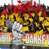 Zu ungewohnter Bullyzeit von 14:30 Uhr traf der ESV Kaufbeuren heute auf den Liganeuling aus Regensburg. Trainer Marko Raita musste weiterhin auf die Langzeitverletzten Fabian Koziol, John Lammers und Yannik Burghart verzichten. Nicolas Appendino war für den Kooperationspartner aus München auf dem Eis und Leon van der Linde weilte bei der U20 Mannschaft. Kurzfristig fiel auch noch Maximilian Meier krankheitsbedingt aus. Vor dem Spiel wurde noch der Stadionsprecher des ESVK André Veil "Veilo" für 25 Jahre als Stimme der Joker geehrt. Vor 2.429 Zuschauern verlor der ESVK am Ende mit 3:2.
Joker starten mit viel DruckDie Joker begannen mit viel Druck und hatten durch Sebstian Gorcik früh die Chance in Führung zu gehen. Ein Beinstellen gegen Simon Schütz von Andrew Schembri nach knappen 4 gespielten Minuten ermöglichte den Joker ihre erste Überzahlmöglichkeit des Abends. In diesem nimmt Mikko Lehtonen den Schuss, die Scheibe prallte vom Schoner von Devin Williams ab und Tyler Spurgeon schob den Puck ins leere Tor. Nach einem Abschluss von Marvin Schmid durfte sich auch Daniel Fießinger erstmals auszeichnen. Kurz darauf ist es der ESVK, der sich mit seiner dritten Reihe im Angriffsdrittel festsetzte. Aus dieser Druckphase resultierte eine Strafzeit in der 8. Spielminute gegen Patrick Demetz wegen Behinderung. Dieses Powerplay war jedoch bereits nach 5 gespielten Sekunden beendet: Jacob Lagacé passte auf Mikko Lehtonen und dieser fand den Schläger von Tyler Spurgeon im Slot. Der hatte keine Mühe Devin Williams zu überwinden. Kurz darauf waren es die Gäste, die in Person von Andrew Schembri, erstmals auf der Anzeigetafel erschienen. Ein langer Pass von Patrick Demetz rutschte durch die komplette Hintermannschaft der Hausherren und der Routinier im Trikot der Eisbären Regensburg schloss dann eiskalt ab. Im direkten Gegenzug war es Jere Laaksonen, der nur durch ein Halten von Jakob Weber zu stoppen war. Zu Beginn der Überzahl ist es Max Oswald, der am Gestänge scheiterte. Das Team von Max Kaltenhauser überstand diese numerische Unterzahl jedoch schadlos. Die Allgäuer blieben auch in der Folge die aktivere Mannschaft. Kurz vor der Pause hatte dann noch Sebastian Gorcik eine gute Chance auf den nächsten Treffer für die Wertachstädter. Ein Stockcheck von Jacob Lagacé ermöglichte es den Gästen dann, das erste Mal am Abend ihre Überzahlformation auf das Eis zu schicken. Mit einem Spielstand von 2:1 ging es in die erste Pause des Abends.Mit Unterzahl ins zweite DrittelDie Hausherren starteten mit Unterzahl in den Mittelabschnitt. Eine gute defensive Ordnung legte den Grundstein für ein schadloses Überstehen dieser Phase. Regensburg kam in der Folge besser in die Partie und schaffte es sich immer mehr Spielanteile zu erarbeiten. Fortan gab es viele Abstimmungsprobleme auf beiden Seiten. In der 28. Spielminute musste dann Markus Lillich wegen eines Beinstellens in die Kühlbox. Die Gäste schafften es jedoch nicht daraus Kapital zu schlagen. Kurz darauf wurde Phillip Krauß von Patrick Demetz strafwürdig zu Fall gebracht. So gab die nächste numerische Überlegenheit für die Buron Joker. Der ESVK baute hier mächtig Druck auf. Regensburg hielt diesem jedoch Stand und killte die Überzahl. In der Folge waren die Gäste näher am Ausgleich wie die Joker am nächsten Treffer. Kurz vor der Sirene sprachen die Schiedsrichter eine Strafe gegen Dieter Orendorz wegen Unnötiger Härte aus. Der zweite Abschnitt endete 0:0.Regensburg sicher in der DefensiveDie Regensburger starteten auch in das Schlussdrittel mit knappen 90 Sekunden in Überzahl. Kaufbeuren überstand diese Zeit jedoch ohne Gegentreffer. Ein Beinstellen gegen Markus Schweiger von Patrick Demetz kurz darauf ermöglichte es Marko Raita erneut seine Überzahlformation auf das Eis zu schicken. Es fehlte aber die Präzision im Abschluss oder im finalen Zuspiel und so blieb es beim knappen Spielstand von 2:1. Ein Pfostenschuss von Daniel Pronin stellte die größte Chance in dieser Phase dar. In der 50. Spielminute musste Simon Schütz nach einem Stockcheck Platz auf der Strafbank nehmen. Kurz vor Ablauf hatte Radium Matus den Ausgleich auf der Scheibe. Er schaffte es aber nicht den Puck über die Linie zu befördern. Daniel Fießinger rutschte immer mehr in den Mittelpunkt und konnte sich mit einigen guten Paraden auszeichnen. Ein Abstimmungsfehler des ESVK ermöglichte es Richard Divis frei vor Daniel Fießinger aufzutauchen und dieser schoss den Ausgleich. Direkt im Gegenzug flog die Scheibe von der Bande direkt zurück in den Slot und dort schloss Topi Piipponnen eiskalt ab und brachte seine Farben erstmals in Führung. Die Joker versuchten nochmal alles. Regensburg stand jedoch defensiv sicher. Eine Minute vor Ende zog Marko Raita Daniel Fießinger zu Gunsten eines weiteren Feldspielers. In dieser Phase fiel ein Tor für die Joker. Die Entscheidung der Unparteiischen lautete jedoch kein Tor. Nach Betrachtung der Bilder hatte diese Entscheidung bestand.

(Text: Tobias Linke)
