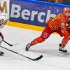 Zu ungewohnter Bullyzeit von 14:30 Uhr traf der ESV Kaufbeuren heute auf den Liganeuling aus Regensburg. Trainer Marko Raita musste weiterhin auf die Langzeitverletzten Fabian Koziol, John Lammers und Yannik Burghart verzichten. Nicolas Appendino war für den Kooperationspartner aus München auf dem Eis und Leon van der Linde weilte bei der U20 Mannschaft. Kurzfristig fiel auch noch Maximilian Meier krankheitsbedingt aus. Vor dem Spiel wurde noch der Stadionsprecher des ESVK André Veil "Veilo" für 25 Jahre als Stimme der Joker geehrt. Vor 2.429 Zuschauern verlor der ESVK am Ende mit 3:2.
Joker starten mit viel DruckDie Joker begannen mit viel Druck und hatten durch Sebstian Gorcik früh die Chance in Führung zu gehen. Ein Beinstellen gegen Simon Schütz von Andrew Schembri nach knappen 4 gespielten Minuten ermöglichte den Joker ihre erste Überzahlmöglichkeit des Abends. In diesem nimmt Mikko Lehtonen den Schuss, die Scheibe prallte vom Schoner von Devin Williams ab und Tyler Spurgeon schob den Puck ins leere Tor. Nach einem Abschluss von Marvin Schmid durfte sich auch Daniel Fießinger erstmals auszeichnen. Kurz darauf ist es der ESVK, der sich mit seiner dritten Reihe im Angriffsdrittel festsetzte. Aus dieser Druckphase resultierte eine Strafzeit in der 8. Spielminute gegen Patrick Demetz wegen Behinderung. Dieses Powerplay war jedoch bereits nach 5 gespielten Sekunden beendet: Jacob Lagacé passte auf Mikko Lehtonen und dieser fand den Schläger von Tyler Spurgeon im Slot. Der hatte keine Mühe Devin Williams zu überwinden. Kurz darauf waren es die Gäste, die in Person von Andrew Schembri, erstmals auf der Anzeigetafel erschienen. Ein langer Pass von Patrick Demetz rutschte durch die komplette Hintermannschaft der Hausherren und der Routinier im Trikot der Eisbären Regensburg schloss dann eiskalt ab. Im direkten Gegenzug war es Jere Laaksonen, der nur durch ein Halten von Jakob Weber zu stoppen war. Zu Beginn der Überzahl ist es Max Oswald, der am Gestänge scheiterte. Das Team von Max Kaltenhauser überstand diese numerische Unterzahl jedoch schadlos. Die Allgäuer blieben auch in der Folge die aktivere Mannschaft. Kurz vor der Pause hatte dann noch Sebastian Gorcik eine gute Chance auf den nächsten Treffer für die Wertachstädter. Ein Stockcheck von Jacob Lagacé ermöglichte es den Gästen dann, das erste Mal am Abend ihre Überzahlformation auf das Eis zu schicken. Mit einem Spielstand von 2:1 ging es in die erste Pause des Abends.Mit Unterzahl ins zweite DrittelDie Hausherren starteten mit Unterzahl in den Mittelabschnitt. Eine gute defensive Ordnung legte den Grundstein für ein schadloses Überstehen dieser Phase. Regensburg kam in der Folge besser in die Partie und schaffte es sich immer mehr Spielanteile zu erarbeiten. Fortan gab es viele Abstimmungsprobleme auf beiden Seiten. In der 28. Spielminute musste dann Markus Lillich wegen eines Beinstellens in die Kühlbox. Die Gäste schafften es jedoch nicht daraus Kapital zu schlagen. Kurz darauf wurde Phillip Krauß von Patrick Demetz strafwürdig zu Fall gebracht. So gab die nächste numerische Überlegenheit für die Buron Joker. Der ESVK baute hier mächtig Druck auf. Regensburg hielt diesem jedoch Stand und killte die Überzahl. In der Folge waren die Gäste näher am Ausgleich wie die Joker am nächsten Treffer. Kurz vor der Sirene sprachen die Schiedsrichter eine Strafe gegen Dieter Orendorz wegen Unnötiger Härte aus. Der zweite Abschnitt endete 0:0.Regensburg sicher in der DefensiveDie Regensburger starteten auch in das Schlussdrittel mit knappen 90 Sekunden in Überzahl. Kaufbeuren überstand diese Zeit jedoch ohne Gegentreffer. Ein Beinstellen gegen Markus Schweiger von Patrick Demetz kurz darauf ermöglichte es Marko Raita erneut seine Überzahlformation auf das Eis zu schicken. Es fehlte aber die Präzision im Abschluss oder im finalen Zuspiel und so blieb es beim knappen Spielstand von 2:1. Ein Pfostenschuss von Daniel Pronin stellte die größte Chance in dieser Phase dar. In der 50. Spielminute musste Simon Schütz nach einem Stockcheck Platz auf der Strafbank nehmen. Kurz vor Ablauf hatte Radium Matus den Ausgleich auf der Scheibe. Er schaffte es aber nicht den Puck über die Linie zu befördern. Daniel Fießinger rutschte immer mehr in den Mittelpunkt und konnte sich mit einigen guten Paraden auszeichnen. Ein Abstimmungsfehler des ESVK ermöglichte es Richard Divis frei vor Daniel Fießinger aufzutauchen und dieser schoss den Ausgleich. Direkt im Gegenzug flog die Scheibe von der Bande direkt zurück in den Slot und dort schloss Topi Piipponnen eiskalt ab und brachte seine Farben erstmals in Führung. Die Joker versuchten nochmal alles. Regensburg stand jedoch defensiv sicher. Eine Minute vor Ende zog Marko Raita Daniel Fießinger zu Gunsten eines weiteren Feldspielers. In dieser Phase fiel ein Tor für die Joker. Die Entscheidung der Unparteiischen lautete jedoch kein Tor. Nach Betrachtung der Bilder hatte diese Entscheidung bestand.

(Text: Tobias Linke)
