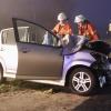 Update:Auf der Straße zwischen Goßholz und Riedhirsch bei Heimenkirch ist es am Donnerstagnachmittag zu einem Verkehrsunfall gekommen. Dabei wurde eine 49-jährige Autofahrerin schwer verletzt. Mehrere ZusammenstößeDie Frau fuhr mit ihrem Auto auf dieser Strecke in Richtung Lindenberg. Aus bisher unbekannten Gründen kam sie der Polizei nach dann auf die Gegenfahrbahn. Dort stieß sie mit einem entgegenkommenden Fahrzeug zusammen. Die Wucht des Aufpralls schleuderte den Wagen der Frau über die Fahrbahn. Er knallte gegen weitere Fahrzeuge und kam letztendlich neben der Fahrbahn zum Stehen.
[video]https://www.youtube.com/watch?v=KYqJtENtO7Y[/video]Frau wird schwer verletzt aus Auto befreitDie Frau musste von der Feuerwehr aus ihrem Auto befreit werden. Sie kam anschließend mit dem Rettungsdienst in ein nahegelegenes Krankenhaus. Andere Verkehrsteilnehmer wurden zum Glück nicht verletzt. Die Unfallstelle musste für mehrere Stunden vollständig gesperrt werden. Bei dem Verkehrsunfall entstand ein Gesamtsachschaden in Höhe von circa 50.000 Euro.Bezugsmeldung:Nach einem Unfall zwischen Goßholz und Riedhirsch bei Heimenkirch ist aktuell die St2378 voll gesperrt. Laut ersten Informationen der Polizei soll ein Auto dem Gegenverkehr ausgewichen sein und von der Fahrbahn abgekommen sein. Eine Person wurde bei dem Unfall schwer verletzt.