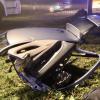 Update:Auf der Straße zwischen Goßholz und Riedhirsch bei Heimenkirch ist es am Donnerstagnachmittag zu einem Verkehrsunfall gekommen. Dabei wurde eine 49-jährige Autofahrerin schwer verletzt. Mehrere ZusammenstößeDie Frau fuhr mit ihrem Auto auf dieser Strecke in Richtung Lindenberg. Aus bisher unbekannten Gründen kam sie der Polizei nach dann auf die Gegenfahrbahn. Dort stieß sie mit einem entgegenkommenden Fahrzeug zusammen. Die Wucht des Aufpralls schleuderte den Wagen der Frau über die Fahrbahn. Er knallte gegen weitere Fahrzeuge und kam letztendlich neben der Fahrbahn zum Stehen.
[video]https://www.youtube.com/watch?v=KYqJtENtO7Y[/video]Frau wird schwer verletzt aus Auto befreitDie Frau musste von der Feuerwehr aus ihrem Auto befreit werden. Sie kam anschließend mit dem Rettungsdienst in ein nahegelegenes Krankenhaus. Andere Verkehrsteilnehmer wurden zum Glück nicht verletzt. Die Unfallstelle musste für mehrere Stunden vollständig gesperrt werden. Bei dem Verkehrsunfall entstand ein Gesamtsachschaden in Höhe von circa 50.000 Euro.Bezugsmeldung:Nach einem Unfall zwischen Goßholz und Riedhirsch bei Heimenkirch ist aktuell die St2378 voll gesperrt. Laut ersten Informationen der Polizei soll ein Auto dem Gegenverkehr ausgewichen sein und von der Fahrbahn abgekommen sein. Eine Person wurde bei dem Unfall schwer verletzt.