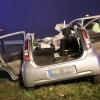 Update:Auf der Straße zwischen Goßholz und Riedhirsch bei Heimenkirch ist es am Donnerstagnachmittag zu einem Verkehrsunfall gekommen. Dabei wurde eine 49-jährige Autofahrerin schwer verletzt. Mehrere ZusammenstößeDie Frau fuhr mit ihrem Auto auf dieser Strecke in Richtung Lindenberg. Aus bisher unbekannten Gründen kam sie der Polizei nach dann auf die Gegenfahrbahn. Dort stieß sie mit einem entgegenkommenden Fahrzeug zusammen. Die Wucht des Aufpralls schleuderte den Wagen der Frau über die Fahrbahn. Er knallte gegen weitere Fahrzeuge und kam letztendlich neben der Fahrbahn zum Stehen.
[video]https://www.youtube.com/watch?v=KYqJtENtO7Y[/video]Frau wird schwer verletzt aus Auto befreitDie Frau musste von der Feuerwehr aus ihrem Auto befreit werden. Sie kam anschließend mit dem Rettungsdienst in ein nahegelegenes Krankenhaus. Andere Verkehrsteilnehmer wurden zum Glück nicht verletzt. Die Unfallstelle musste für mehrere Stunden vollständig gesperrt werden. Bei dem Verkehrsunfall entstand ein Gesamtsachschaden in Höhe von circa 50.000 Euro.Bezugsmeldung:Nach einem Unfall zwischen Goßholz und Riedhirsch bei Heimenkirch ist aktuell die St2378 voll gesperrt. Laut ersten Informationen der Polizei soll ein Auto dem Gegenverkehr ausgewichen sein und von der Fahrbahn abgekommen sein. Eine Person wurde bei dem Unfall schwer verletzt.
