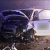 Update:Auf der Straße zwischen Goßholz und Riedhirsch bei Heimenkirch ist es am Donnerstagnachmittag zu einem Verkehrsunfall gekommen. Dabei wurde eine 49-jährige Autofahrerin schwer verletzt. Mehrere ZusammenstößeDie Frau fuhr mit ihrem Auto auf dieser Strecke in Richtung Lindenberg. Aus bisher unbekannten Gründen kam sie der Polizei nach dann auf die Gegenfahrbahn. Dort stieß sie mit einem entgegenkommenden Fahrzeug zusammen. Die Wucht des Aufpralls schleuderte den Wagen der Frau über die Fahrbahn. Er knallte gegen weitere Fahrzeuge und kam letztendlich neben der Fahrbahn zum Stehen.
[video]https://www.youtube.com/watch?v=KYqJtENtO7Y[/video]Frau wird schwer verletzt aus Auto befreitDie Frau musste von der Feuerwehr aus ihrem Auto befreit werden. Sie kam anschließend mit dem Rettungsdienst in ein nahegelegenes Krankenhaus. Andere Verkehrsteilnehmer wurden zum Glück nicht verletzt. Die Unfallstelle musste für mehrere Stunden vollständig gesperrt werden. Bei dem Verkehrsunfall entstand ein Gesamtsachschaden in Höhe von circa 50.000 Euro.Bezugsmeldung:Nach einem Unfall zwischen Goßholz und Riedhirsch bei Heimenkirch ist aktuell die St2378 voll gesperrt. Laut ersten Informationen der Polizei soll ein Auto dem Gegenverkehr ausgewichen sein und von der Fahrbahn abgekommen sein. Eine Person wurde bei dem Unfall schwer verletzt.