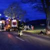 Bei einem schweren Unfall ist am frühen Samstagmorgen ein 60-jähriger Mann gestorben. Der war auf der OA19 zwischen Dietmannsried und Eichholz von der Straße abgekommen und frontal gegen einen Baum geprallt. 
[video]https://www.youtube.com/watch?v=RQFjoMhjdz4[/video]
Mann stirbt noch an der UnfallstelleWie die Polizei berichtet war der 60-Jährige auf der OA19 von Dietmannsried in Richtung Eichholz unterwegs, als er aus unbekanntem Grund nach rechts von der Straße abkam. Dort prallte er frontal gegen einen Baum. Sein Auto kam erst einige Meter später komplett zerstört neben der Straße in einem Feld zum Stehen. Laut Polizei starb der Mann noch an der Unfallstelle. Die OA 19 war für rund zwei Stunden gesperrt. Die Feuerwehren Dietmannsried und Schrattenbach waren im Einsatz.