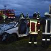 Bei einem schweren Unfall ist am frühen Samstagmorgen ein 60-jähriger Mann gestorben. Der war auf der OA19 zwischen Dietmannsried und Eichholz von der Straße abgekommen und frontal gegen einen Baum geprallt. 
[video]https://www.youtube.com/watch?v=RQFjoMhjdz4[/video]
Mann stirbt noch an der UnfallstelleWie die Polizei berichtet war der 60-Jährige auf der OA19 von Dietmannsried in Richtung Eichholz unterwegs, als er aus unbekanntem Grund nach rechts von der Straße abkam. Dort prallte er frontal gegen einen Baum. Sein Auto kam erst einige Meter später komplett zerstört neben der Straße in einem Feld zum Stehen. Laut Polizei starb der Mann noch an der Unfallstelle. Die OA 19 war für rund zwei Stunden gesperrt. Die Feuerwehren Dietmannsried und Schrattenbach waren im Einsatz.