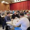 Nach zwei Jahren Corona-Pause fand in diesem Jahr das fünfte Benefiz-Schafskopfturnier wieder im Dietrich-Bonhoeffer-Haus in Memmingen statt. Organisator Helmut Müller hatte schon vor Jahren gemeinsam mit zehn Freunden die Idee zu diesem Turnier. Anlass für das erste Turnier war die Renovierung der St. Martinskirche. Die Gewinne bei den Spielen wurden allesamt der Kirche gespendet. 
Über 9.000 Euro an SpendenWegen des großen Erfolges lag die Idee nahe, doch ein größeres Turnier zu veranstalten, bei dem der Erlös dem Bauwerk zugute kommt. So kam es dann auch und bis heute sind zugunsten der Kirche immerhin 9.000 Euro zusammengekommen. Die Rekorbeteiligung lag bei 156 Spieler.Teilnehmer jeder Altersgruppe124 Teilnehmer haben in diesem Jahr mitgespielt. Der Älteste Teilnehmer dieses Mal  ist 84 Jahre, der Jüngste 13. Während dem Turnier gibt es günstiges Essen und Getränke. Die Fachmännische Spielleitung übernimmt Edgar Mayer aus Lachen. Elf Memminger Firmen unterstützen das Turnier mit Geld und Sachspenden. Helmut Müller hofft, dass er auch in den kommenden Jahren das Turnier in dieser Weise fortführen kann.