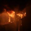 Am frühen Sonntagmorgen stand ein leerstehender Bauernhof zwischen Blaichach und Bihlerdorf in Flammen. Nach Informationen der Polizei ging um 06:22 Uhr ein entsprechender Notruf bei der Integrierten Leitstelle Allgäu ein. Als die Feuerwehrkräfte vor Ort eintrafen, stand eine Scheune bereits in Vollbrand. Auch im angrenzenden Wohnhaus, das allerdings leer steht, brannte es. 
Zugverkehr wird stillgelegtProbleme hatten die Feuerwehren zunächst mit der Wasserversorgung, informierte Ralph Appelt, Kommandant der Feuerwehr Blaichach. Weil kein Hydrant in der Nähe war, mussten die Brandbekämpfer Wasser aus der Iller pumpen und mit Hilfe von Schläuchen, die die Einsatzkräfte über die angrenzenden Zuggleise verlegten, zum brennenden Bauernhof transportieren. Dafür musste der Zugverkehr gestoppt werden. 

Während der Löscharbeiten blieb außerdem die Verbindungsstraße zwischen Blaichach und Bihlerdorf für mehrere Stunden komplett gesperrt. Erst gegen Mittag war der Brand vollständig gelöscht. Kripo Memmingen ermitteltWie es zu dem Brand kam, ist derzeit noch unklar. Der Kommandant der Feuerwehr Blaichach hält es aber für wahrscheinlich, dass der Brand in der angrenzenden Scheune, in der sich eine Werkstatt befand, ausgebrochen ist und sich das Feuer anschließend auf das Haus ausgebreitet hat. 

Auch die Höhe des Schadens ist noch unbekannt. Verletzt wurde niemand. Etwa 110 Einsatzkräfte der Feuerwehren aus Sonthofen, Bihlerdorf, Blaichach und Rieden waren vor Ort und löschten. Auch der Rettungsdienst und die Polizei waren im Einsatz. Die Kriminalpolizei Memmingen übernahm die weiteren Ermittlungen. 
[video]https://www.youtube.com/watch?v=MYH0wZECdco[/video]