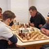 Nach zwei Jahren Pause fand dieses Jahr wieder die Südschwäbische Schach-/Schnellschachmeisterschaft in Memmingen statt. 22 Brettstrategen aus 10 Vereine trafen sich dieses Jahr im TV-Heim. Von 10:00 Uhr bis 17:30 Uhr wurde auf den Schachfeldern gekämpft bis der Kopf rauchte. 
Die besten SpielerBei diesem Spiel versucht jeder den Anderen auszutricksen und Matt zu setzen. Am besten gelang dies Nachwuchsspieler Tobias Schöll aus Buchenberg, der ungeschlagen und mit sechs Punkten aus sieben Runden als Sieger aus dem Turnier hervorging. Jens Zimmermann vom SF Bad Grönenbach erreichte den zweiten Platz mit 5 Punkten und verlor nur ein einziges Spiel, bei zwei Remisen.Mit dem gleichen Ergebnis, aber der etwas schlechteren Feinwertung, kam Felix Pleyer vom SK Kempten auf den dritten Platz. Bester Memmminger wurde Duvnjak Pero mit 4 Punkten. Bei den Frauen spielte Sibylle Reindl vom SK Kaufbeuren zwar als einzige mit, dafür war sie die Beste. Das Turnier verlief in ruhiger und freundschaftlicher Atmosphäre und die Teilnehmer freuen sich auf das nächste Mal.