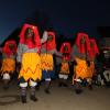 Zahlreiche Besucher, lockte der Narrensprung am Samstagabend nach Illerbeuren bei Kronburg. 53 Gruppen zogen durch Illerbeuren und warfen neben Süßigkeiten auch mit Konfetti und Holzspäne um sich.