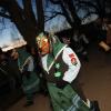 Zahlreiche Besucher, lockte der Narrensprung am Samstagabend nach Illerbeuren bei Kronburg. 53 Gruppen zogen durch Illerbeuren und warfen neben Süßigkeiten auch mit Konfetti und Holzspäne um sich.
