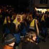 Zahlreiche Besucher, lockte der Narrensprung am Samstagabend nach Illerbeuren bei Kronburg. 53 Gruppen zogen durch Illerbeuren und warfen neben Süßigkeiten auch mit Konfetti und Holzspäne um sich.