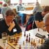 Nach zwei Jahren Pause fand dieses Jahr wieder die Südschwäbische Schach-/Schnellschachmeisterschaft in Memmingen statt. 22 Brettstrategen aus 10 Vereine trafen sich dieses Jahr im TV-Heim. Von 10:00 Uhr bis 17:30 Uhr wurde auf den Schachfeldern gekämpft bis der Kopf rauchte. 
Die besten SpielerBei diesem Spiel versucht jeder den Anderen auszutricksen und Matt zu setzen. Am besten gelang dies Nachwuchsspieler Tobias Schöll aus Buchenberg, der ungeschlagen und mit sechs Punkten aus sieben Runden als Sieger aus dem Turnier hervorging. Jens Zimmermann vom SF Bad Grönenbach erreichte den zweiten Platz mit 5 Punkten und verlor nur ein einziges Spiel, bei zwei Remisen.Mit dem gleichen Ergebnis, aber der etwas schlechteren Feinwertung, kam Felix Pleyer vom SK Kempten auf den dritten Platz. Bester Memmminger wurde Duvnjak Pero mit 4 Punkten. Bei den Frauen spielte Sibylle Reindl vom SK Kaufbeuren zwar als einzige mit, dafür war sie die Beste. Das Turnier verlief in ruhiger und freundschaftlicher Atmosphäre und die Teilnehmer freuen sich auf das nächste Mal.
