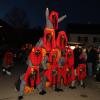 Zahlreiche Besucher, lockte der Narrensprung am Samstagabend nach Illerbeuren bei Kronburg. 53 Gruppen zogen durch Illerbeuren und warfen neben Süßigkeiten auch mit Konfetti und Holzspäne um sich.