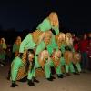 Zahlreiche Besucher, lockte der Narrensprung am Samstagabend nach Illerbeuren bei Kronburg. 53 Gruppen zogen durch Illerbeuren und warfen neben Süßigkeiten auch mit Konfetti und Holzspäne um sich.