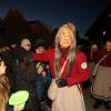 Zahlreiche Besucher, lockte der Narrensprung am Samstagabend nach Illerbeuren bei Kronburg. 53 Gruppen zogen durch Illerbeuren und warfen neben Süßigkeiten auch mit Konfetti und Holzspäne um sich.