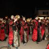 Zahlreiche Besucher, lockte der Narrensprung am Samstagabend nach Illerbeuren bei Kronburg. 53 Gruppen zogen durch Illerbeuren und warfen neben Süßigkeiten auch mit Konfetti und Holzspäne um sich.