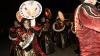 Zahlreiche Besucher, lockte der Narrensprung am Samstagabend nach Illerbeuren bei Kronburg. 53 Gruppen zogen durch Illerbeuren und warfen neben Süßigkeiten auch mit Konfetti und Holzspäne um sich.