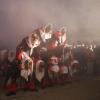 Zahlreiche Besucher, lockte der Narrensprung am Samstagabend nach Illerbeuren bei Kronburg. 53 Gruppen zogen durch Illerbeuren und warfen neben Süßigkeiten auch mit Konfetti und Holzspäne um sich.