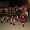 Zahlreiche Besucher, lockte der Narrensprung am Samstagabend nach Illerbeuren bei Kronburg. 53 Gruppen zogen durch Illerbeuren und warfen neben Süßigkeiten auch mit Konfetti und Holzspäne um sich.
