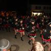 Zahlreiche Besucher, lockte der Narrensprung am Samstagabend nach Illerbeuren bei Kronburg. 53 Gruppen zogen durch Illerbeuren und warfen neben Süßigkeiten auch mit Konfetti und Holzspäne um sich.