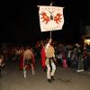 Zahlreiche Besucher, lockte der Narrensprung am Samstagabend nach Illerbeuren bei Kronburg. 53 Gruppen zogen durch Illerbeuren und warfen neben Süßigkeiten auch mit Konfetti und Holzspäne um sich.