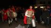 Zahlreiche Besucher, lockte der Narrensprung am Samstagabend nach Illerbeuren bei Kronburg. 53 Gruppen zogen durch Illerbeuren und warfen neben Süßigkeiten auch mit Konfetti und Holzspäne um sich.