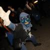 Zahlreiche Besucher, lockte der Narrensprung am Samstagabend nach Illerbeuren bei Kronburg. 53 Gruppen zogen durch Illerbeuren und warfen neben Süßigkeiten auch mit Konfetti und Holzspäne um sich.