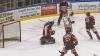 In der Memminger Eissporthalle hat der ECDC Memmingen vor 1.408 Zuschauern sein Heimspiel gegen den EHC Klostersee deutlich mit 5:1 gewinnen.
Schneller AusgleichDie Gäste gingen zwar in der achten Minute mit 0:1 in Führung, die aber von Sven Schirrmacher in der 19. Minute egalisiert wurde. Im zweiten Abschnitt und auch im letzten Drittel bauten die Indians mit jeweils 2 Toren ihren Vorsprung auf 5:1 aus. Die Tore erzielten in der 29. Minute Maxim Kryvorutskyy, in der 35. Minute Matej Pekr.Indians klar überlegenIm letzten Abschnitt kamen noch die Tore von Dominik Meisinger (45. Minute) und Jaroslav Hafenrichter konnte einen mustergültigen Konter in der 58. Minute versenken. Weil die Gäste mit ihrer 0:1 Führung bereits ihr Pulver verschossen bzw. Marco Eisenhut, den Memminger Goalie auf dem Posten sahen, endete die Begegnung mit einem verdienten 5:1 für die Memminger Indians.