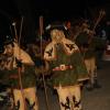 Zahlreiche Besucher, lockte der Narrensprung am Samstagabend nach Illerbeuren bei Kronburg. 53 Gruppen zogen durch Illerbeuren und warfen neben Süßigkeiten auch mit Konfetti und Holzspäne um sich.