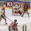 In der Memminger Eissporthalle hat der ECDC Memmingen vor 1.408 Zuschauern sein Heimspiel gegen den EHC Klostersee deutlich mit 5:1 gewinnen.
Schneller AusgleichDie Gäste gingen zwar in der achten Minute mit 0:1 in Führung, die aber von Sven Schirrmacher in der 19. Minute egalisiert wurde. Im zweiten Abschnitt und auch im letzten Drittel bauten die Indians mit jeweils 2 Toren ihren Vorsprung auf 5:1 aus. Die Tore erzielten in der 29. Minute Maxim Kryvorutskyy, in der 35. Minute Matej Pekr.Indians klar überlegenIm letzten Abschnitt kamen noch die Tore von Dominik Meisinger (45. Minute) und Jaroslav Hafenrichter konnte einen mustergültigen Konter in der 58. Minute versenken. Weil die Gäste mit ihrer 0:1 Führung bereits ihr Pulver verschossen bzw. Marco Eisenhut, den Memminger Goalie auf dem Posten sahen, endete die Begegnung mit einem verdienten 5:1 für die Memminger Indians.