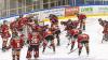 In der Memminger Eissporthalle hat der ECDC Memmingen vor 1.408 Zuschauern sein Heimspiel gegen den EHC Klostersee deutlich mit 5:1 gewinnen.
Schneller AusgleichDie Gäste gingen zwar in der achten Minute mit 0:1 in Führung, die aber von Sven Schirrmacher in der 19. Minute egalisiert wurde. Im zweiten Abschnitt und auch im letzten Drittel bauten die Indians mit jeweils 2 Toren ihren Vorsprung auf 5:1 aus. Die Tore erzielten in der 29. Minute Maxim Kryvorutskyy, in der 35. Minute Matej Pekr.Indians klar überlegenIm letzten Abschnitt kamen noch die Tore von Dominik Meisinger (45. Minute) und Jaroslav Hafenrichter konnte einen mustergültigen Konter in der 58. Minute versenken. Weil die Gäste mit ihrer 0:1 Führung bereits ihr Pulver verschossen bzw. Marco Eisenhut, den Memminger Goalie auf dem Posten sahen, endete die Begegnung mit einem verdienten 5:1 für die Memminger Indians.