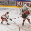 In der Memminger Eissporthalle hat der ECDC Memmingen vor 1.408 Zuschauern sein Heimspiel gegen den EHC Klostersee deutlich mit 5:1 gewinnen.
Schneller AusgleichDie Gäste gingen zwar in der achten Minute mit 0:1 in Führung, die aber von Sven Schirrmacher in der 19. Minute egalisiert wurde. Im zweiten Abschnitt und auch im letzten Drittel bauten die Indians mit jeweils 2 Toren ihren Vorsprung auf 5:1 aus. Die Tore erzielten in der 29. Minute Maxim Kryvorutskyy, in der 35. Minute Matej Pekr.Indians klar überlegenIm letzten Abschnitt kamen noch die Tore von Dominik Meisinger (45. Minute) und Jaroslav Hafenrichter konnte einen mustergültigen Konter in der 58. Minute versenken. Weil die Gäste mit ihrer 0:1 Führung bereits ihr Pulver verschossen bzw. Marco Eisenhut, den Memminger Goalie auf dem Posten sahen, endete die Begegnung mit einem verdienten 5:1 für die Memminger Indians.