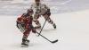 In der Memminger Eissporthalle hat der ECDC Memmingen vor 1.408 Zuschauern sein Heimspiel gegen den EHC Klostersee deutlich mit 5:1 gewinnen.
Schneller AusgleichDie Gäste gingen zwar in der achten Minute mit 0:1 in Führung, die aber von Sven Schirrmacher in der 19. Minute egalisiert wurde. Im zweiten Abschnitt und auch im letzten Drittel bauten die Indians mit jeweils 2 Toren ihren Vorsprung auf 5:1 aus. Die Tore erzielten in der 29. Minute Maxim Kryvorutskyy, in der 35. Minute Matej Pekr.Indians klar überlegenIm letzten Abschnitt kamen noch die Tore von Dominik Meisinger (45. Minute) und Jaroslav Hafenrichter konnte einen mustergültigen Konter in der 58. Minute versenken. Weil die Gäste mit ihrer 0:1 Führung bereits ihr Pulver verschossen bzw. Marco Eisenhut, den Memminger Goalie auf dem Posten sahen, endete die Begegnung mit einem verdienten 5:1 für die Memminger Indians.