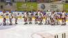 In der Memminger Eissporthalle hat der ECDC Memmingen vor 1.408 Zuschauern sein Heimspiel gegen den EHC Klostersee deutlich mit 5:1 gewinnen.
Schneller AusgleichDie Gäste gingen zwar in der achten Minute mit 0:1 in Führung, die aber von Sven Schirrmacher in der 19. Minute egalisiert wurde. Im zweiten Abschnitt und auch im letzten Drittel bauten die Indians mit jeweils 2 Toren ihren Vorsprung auf 5:1 aus. Die Tore erzielten in der 29. Minute Maxim Kryvorutskyy, in der 35. Minute Matej Pekr.Indians klar überlegenIm letzten Abschnitt kamen noch die Tore von Dominik Meisinger (45. Minute) und Jaroslav Hafenrichter konnte einen mustergültigen Konter in der 58. Minute versenken. Weil die Gäste mit ihrer 0:1 Führung bereits ihr Pulver verschossen bzw. Marco Eisenhut, den Memminger Goalie auf dem Posten sahen, endete die Begegnung mit einem verdienten 5:1 für die Memminger Indians.