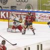 In der Memminger Eissporthalle hat der ECDC Memmingen vor 1.408 Zuschauern sein Heimspiel gegen den EHC Klostersee deutlich mit 5:1 gewinnen.
Schneller AusgleichDie Gäste gingen zwar in der achten Minute mit 0:1 in Führung, die aber von Sven Schirrmacher in der 19. Minute egalisiert wurde. Im zweiten Abschnitt und auch im letzten Drittel bauten die Indians mit jeweils 2 Toren ihren Vorsprung auf 5:1 aus. Die Tore erzielten in der 29. Minute Maxim Kryvorutskyy, in der 35. Minute Matej Pekr.Indians klar überlegenIm letzten Abschnitt kamen noch die Tore von Dominik Meisinger (45. Minute) und Jaroslav Hafenrichter konnte einen mustergültigen Konter in der 58. Minute versenken. Weil die Gäste mit ihrer 0:1 Führung bereits ihr Pulver verschossen bzw. Marco Eisenhut, den Memminger Goalie auf dem Posten sahen, endete die Begegnung mit einem verdienten 5:1 für die Memminger Indians.