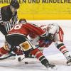 In der Memminger Eissporthalle hat der ECDC Memmingen vor 1.408 Zuschauern sein Heimspiel gegen den EHC Klostersee deutlich mit 5:1 gewinnen.
Schneller AusgleichDie Gäste gingen zwar in der achten Minute mit 0:1 in Führung, die aber von Sven Schirrmacher in der 19. Minute egalisiert wurde. Im zweiten Abschnitt und auch im letzten Drittel bauten die Indians mit jeweils 2 Toren ihren Vorsprung auf 5:1 aus. Die Tore erzielten in der 29. Minute Maxim Kryvorutskyy, in der 35. Minute Matej Pekr.Indians klar überlegenIm letzten Abschnitt kamen noch die Tore von Dominik Meisinger (45. Minute) und Jaroslav Hafenrichter konnte einen mustergültigen Konter in der 58. Minute versenken. Weil die Gäste mit ihrer 0:1 Führung bereits ihr Pulver verschossen bzw. Marco Eisenhut, den Memminger Goalie auf dem Posten sahen, endete die Begegnung mit einem verdienten 5:1 für die Memminger Indians.