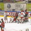 In der Memminger Eissporthalle hat der ECDC Memmingen vor 1.408 Zuschauern sein Heimspiel gegen den EHC Klostersee deutlich mit 5:1 gewinnen.
Schneller AusgleichDie Gäste gingen zwar in der achten Minute mit 0:1 in Führung, die aber von Sven Schirrmacher in der 19. Minute egalisiert wurde. Im zweiten Abschnitt und auch im letzten Drittel bauten die Indians mit jeweils 2 Toren ihren Vorsprung auf 5:1 aus. Die Tore erzielten in der 29. Minute Maxim Kryvorutskyy, in der 35. Minute Matej Pekr.Indians klar überlegenIm letzten Abschnitt kamen noch die Tore von Dominik Meisinger (45. Minute) und Jaroslav Hafenrichter konnte einen mustergültigen Konter in der 58. Minute versenken. Weil die Gäste mit ihrer 0:1 Führung bereits ihr Pulver verschossen bzw. Marco Eisenhut, den Memminger Goalie auf dem Posten sahen, endete die Begegnung mit einem verdienten 5:1 für die Memminger Indians.