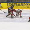 In der Memminger Eissporthalle hat der ECDC Memmingen vor 1.408 Zuschauern sein Heimspiel gegen den EHC Klostersee deutlich mit 5:1 gewinnen.
Schneller AusgleichDie Gäste gingen zwar in der achten Minute mit 0:1 in Führung, die aber von Sven Schirrmacher in der 19. Minute egalisiert wurde. Im zweiten Abschnitt und auch im letzten Drittel bauten die Indians mit jeweils 2 Toren ihren Vorsprung auf 5:1 aus. Die Tore erzielten in der 29. Minute Maxim Kryvorutskyy, in der 35. Minute Matej Pekr.Indians klar überlegenIm letzten Abschnitt kamen noch die Tore von Dominik Meisinger (45. Minute) und Jaroslav Hafenrichter konnte einen mustergültigen Konter in der 58. Minute versenken. Weil die Gäste mit ihrer 0:1 Führung bereits ihr Pulver verschossen bzw. Marco Eisenhut, den Memminger Goalie auf dem Posten sahen, endete die Begegnung mit einem verdienten 5:1 für die Memminger Indians.